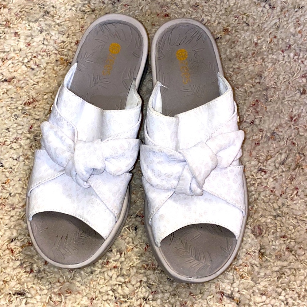 BZEES 8.5 White Leopard Print Wedge Heel